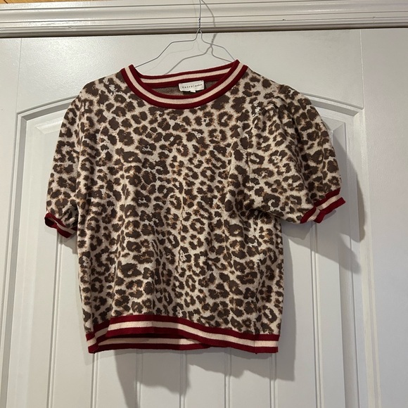 Entro Sweaters - Leopard light sweater with Red Trim